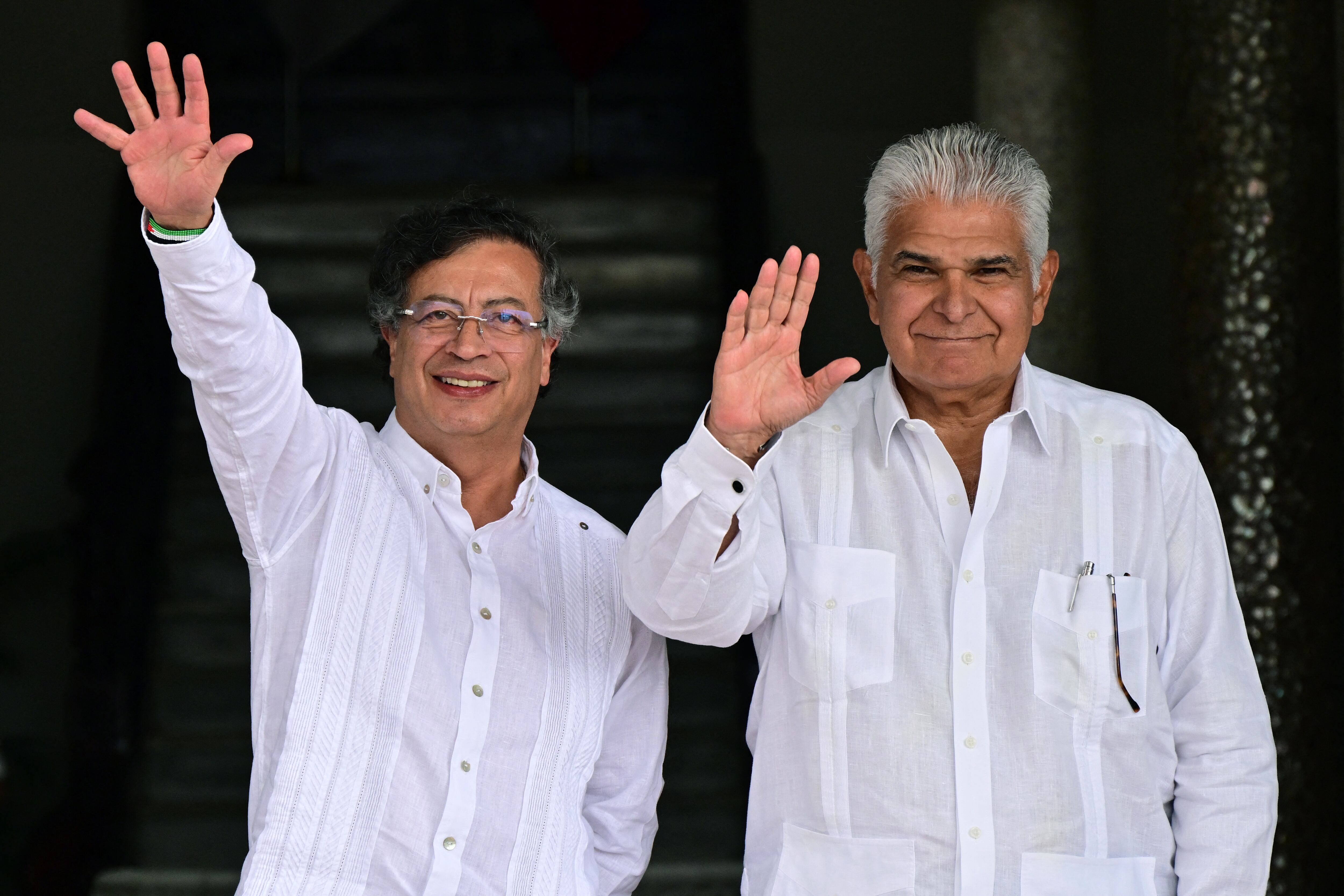 Gustavo Petro, presidente de Colombia, junto a su homólogo panameño, José Raúl Mulino
