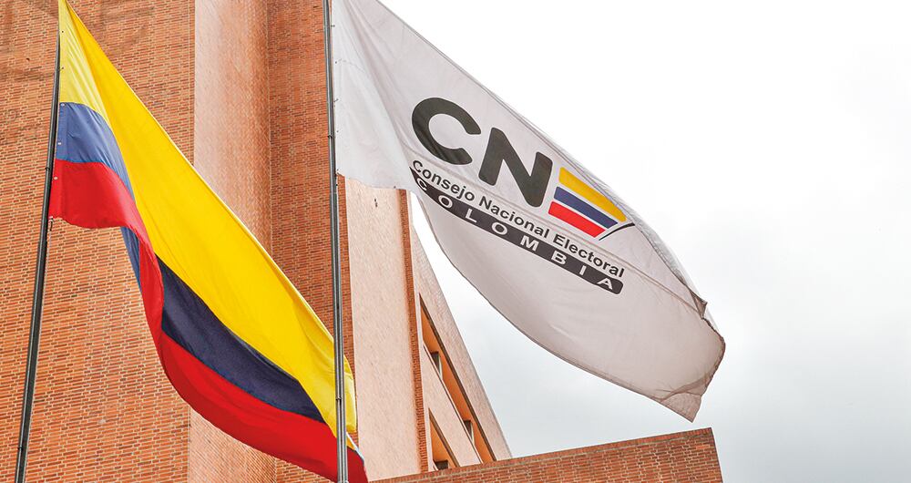 El CNE es un órgano autónomo en Colombia encargado de supervisar y regular los procesos electorales.