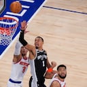 Victor Wembanyama (1), de los Spurs de San Antonio, dispara mientras Josh Hart (3) y Karl-Anthony Towns (32), de los Knicks de Nueva York defienden durante la segunda mitad del tercer juego de las Finales de la NBA, el lunes 8 de junio de 2026, en Nueva York. (AP Foto/Yuki Iwamura)
