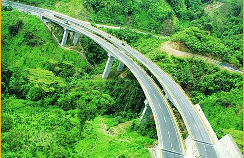Viaductos la estampilla. Según el jurado, estas vías situadas en el recorrido de la Autopista del Café, es una obra merecedora del premio excelencia en concreto por el trazado del puente en sí y la posición de las pilas de apoyo, que resuelven no sólo el problema de sortear una depresión importante, sino que tienen en cuenta también  no comprometer el tráfico vehicular con la posibilidad de los deslizamientos de tierra, muy frecuentes en las dos quebradas que pasan por debajo. La construcción estuvo a cargo del Grupo Constructor Autopistas del Café y el diseño, de Gregorio Rentería Ingenieros S.A. 
