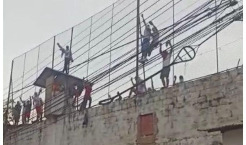 Escalando rejas los jóvenes intentaron salir del centro.