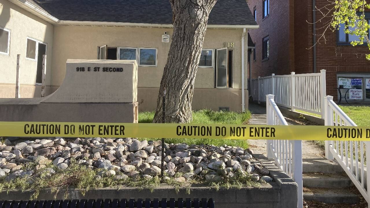 La clínica Wellspring Health Access dañada por el incendio, acordonada con cinta adhesiva, el 25 de mayo de 2022, en Casper, Wyoming.