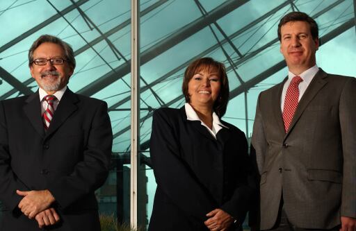 Los dueños de los minutos
La competencia de la telefonía móvil está como para alquilar balcón. Todos quieren ganar terreno. Estos son los presidentes de las tres compañías reunidos en Maloka.
Ariel Pontón, Movistar
Gloria Ortega, Tigo
Juan Carlos Archila, Comcel