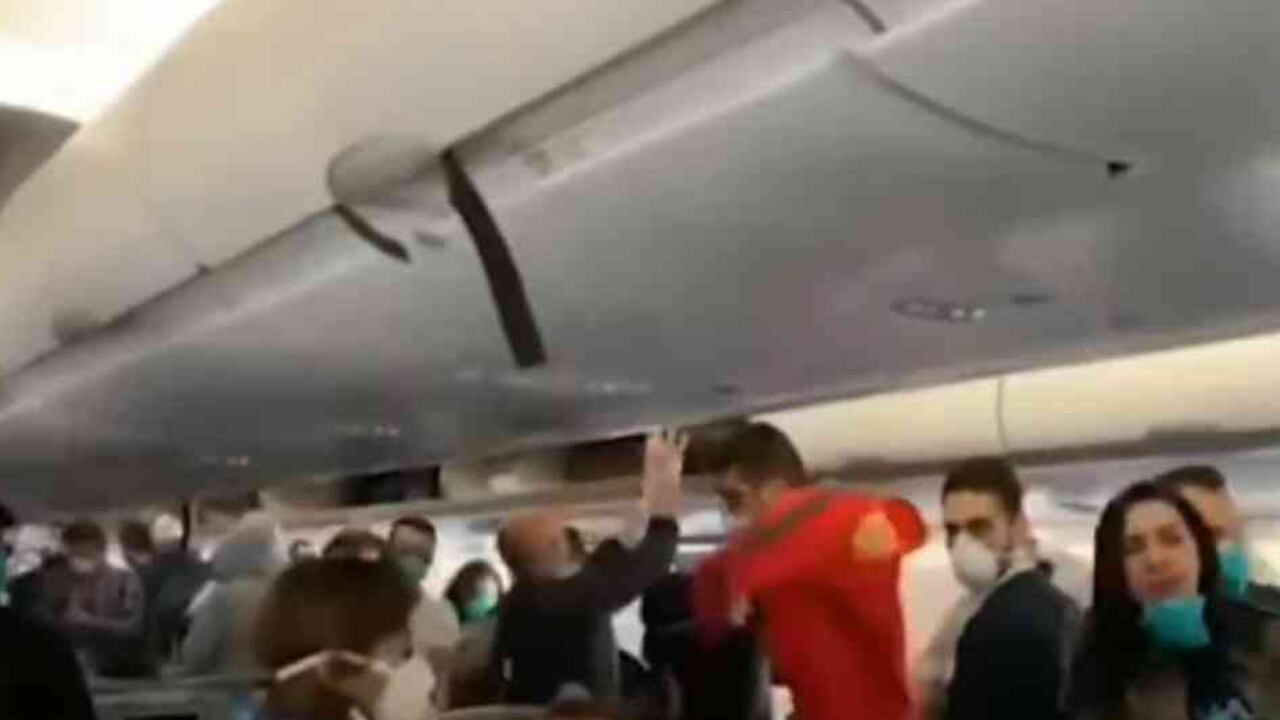 Pelea en avión por coronavirus