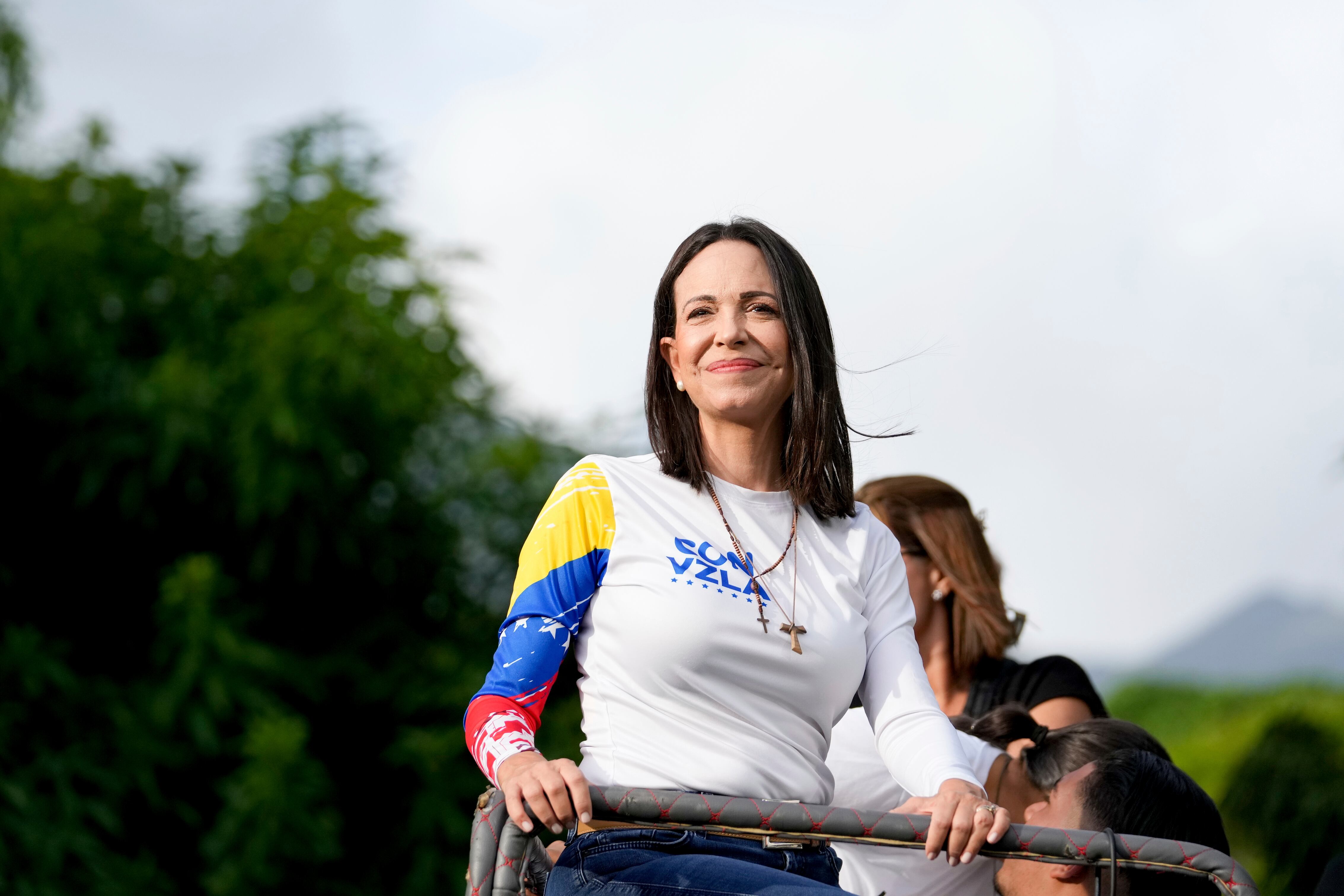 La líder opositora María Corina Machado subida en un camión durante el acto de cierre de campaña de la candidatura presidencial de Edmundo González.