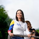 La líder opositora María Corina Machado subida en un camión durante el acto de cierre de campaña de la candidatura presidencial de Edmundo González.