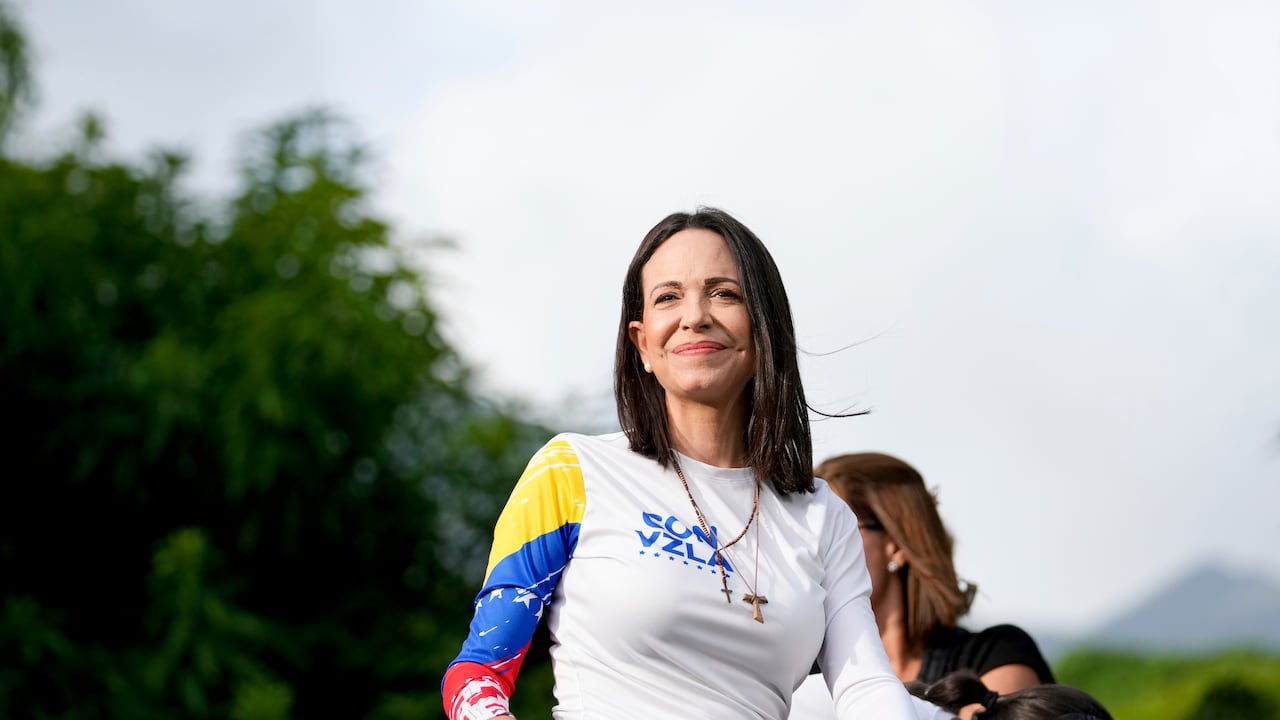 La líder opositora María Corina Machado, subida en un camión durante el acto de cierre de campaña de la candidatura presidencial de Edmundo González.