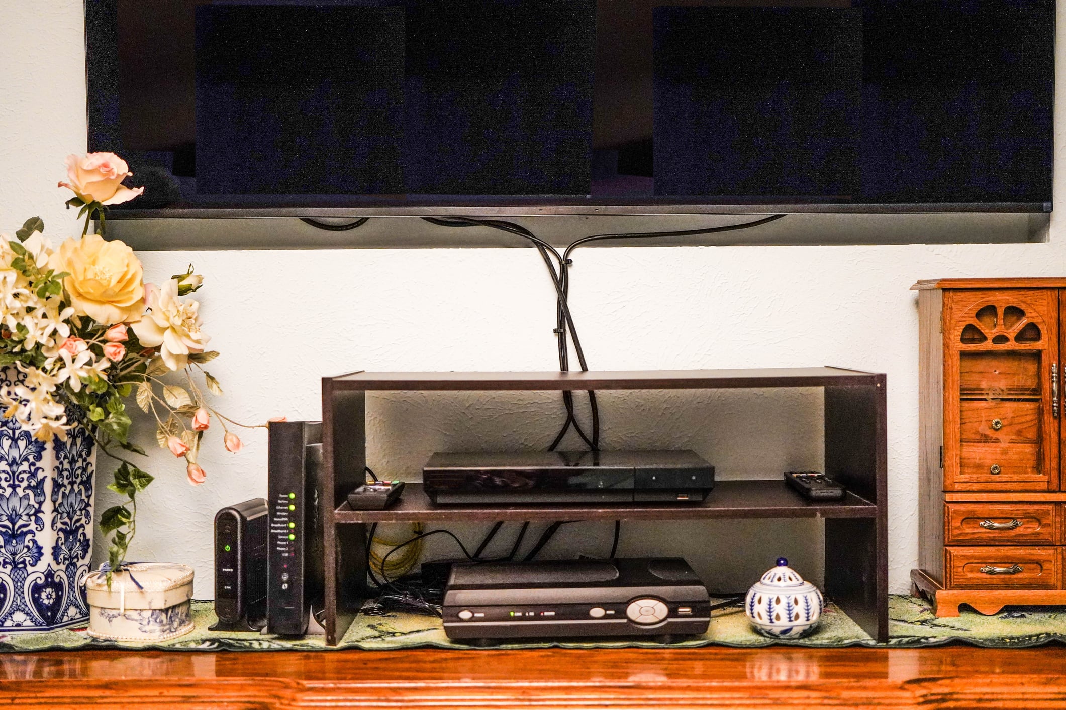 El truco para organizar los cables del televisor sin perforar la pared.