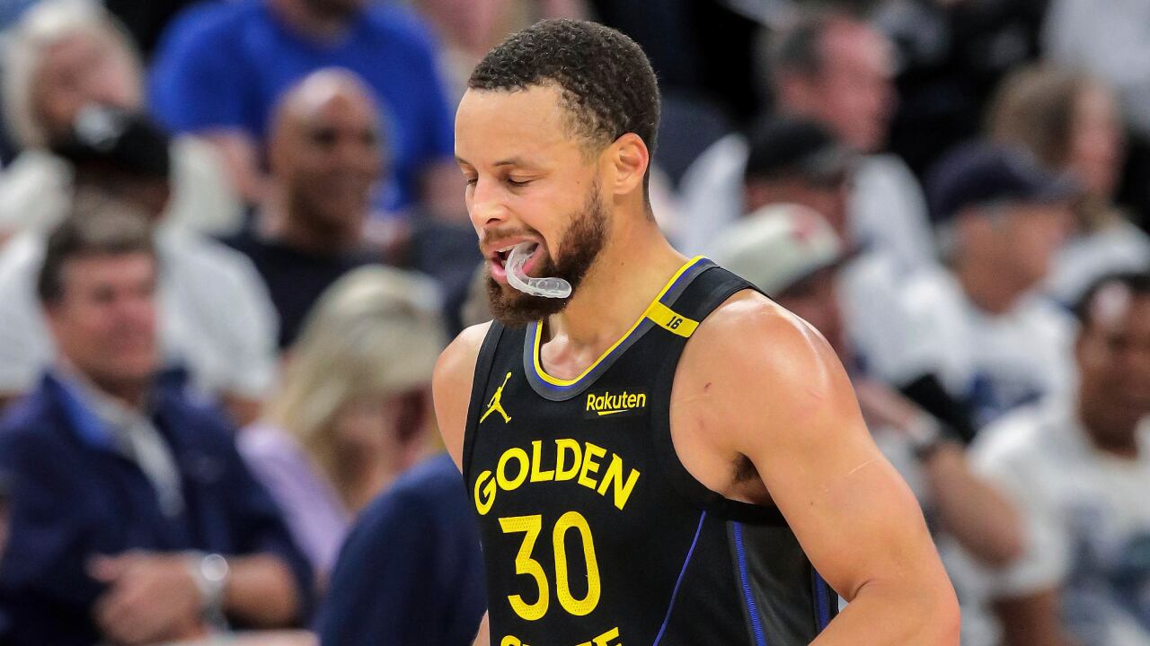Steph Curry salió lesionado en el inicio de la semifinal contra Timberwolves