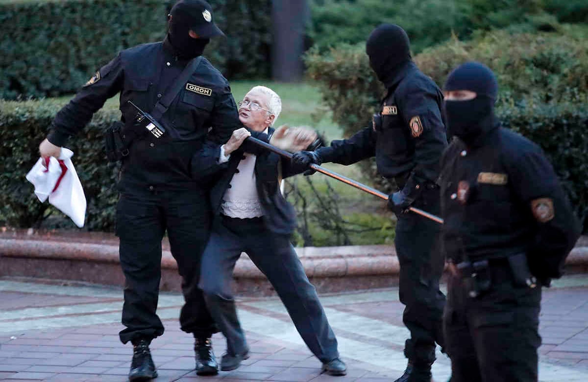 La activista de oposición Nina Baginskaya, de 73 años, en el centro, lucha con la policía durante una manifestación de simpatizantes de la oposición bielorrusa en la Plaza de la Independencia en Minsk, el miércoles 26 de agosto de 2020. La policía de Bielorrusia dispersó a los manifestantes que se reunieron en la plaza central de la capital, deteniendo a decenas. La represión se produce en el decimoctavo día consecutivo de protestas que presionan por la renuncia del autoritario presidente de Bielorrusia, Alexander Lukashenko. Foto: Dmitri Lovetsky / AP 
