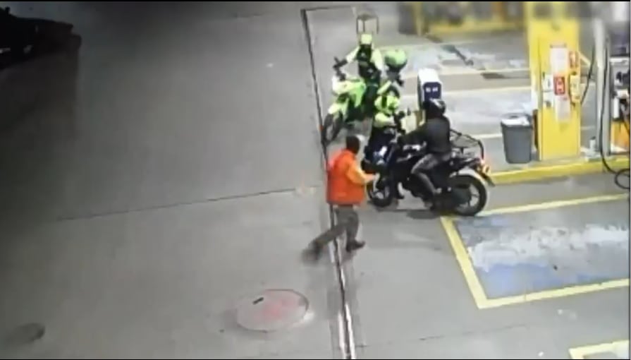 Capturan en flagrancia a dos armados tras robo a gasolinera en Suba.