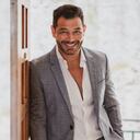 El doctor Zuleta tiene cuarenta y tres años, treinta dedicados al deporte y diez a la cirugía plástica.