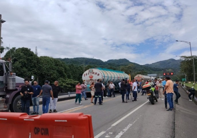 Transportadores bloquean la vía al Llano.