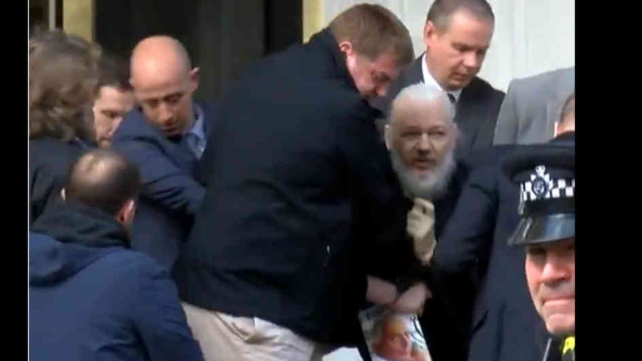 Evidentemente deteriorado, Julian Assange fue sacado de la embajada. Su resistencia es para muchos un símbolo de la censura a la libertad de prensa.
