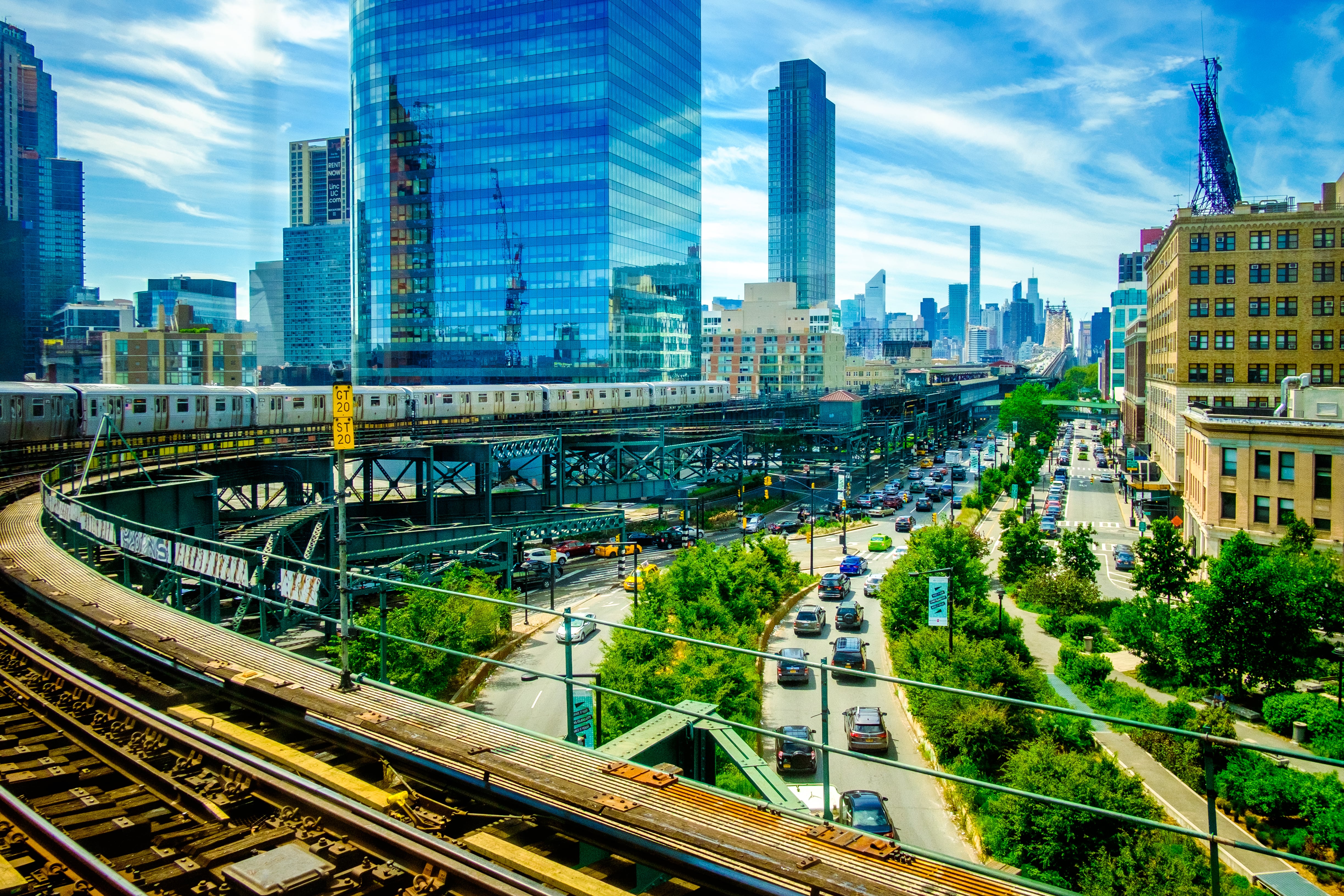 Queens moderniza su red de autobuses tras cinco años de planeación.
El cambio promete mejor movilidad y transporte más limpio.