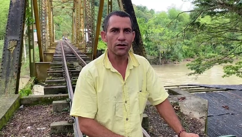 El hombre que está pasando gente del Valle al Quindío por la vía férrea en una ‘brujita’, tras el desplome del puente sobre el río La Vieja.