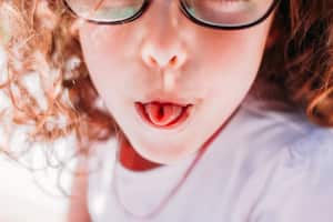 La capacidad de realizar diferentes movimientos y trucos con la lengua puede relacionarse con la personalidad.