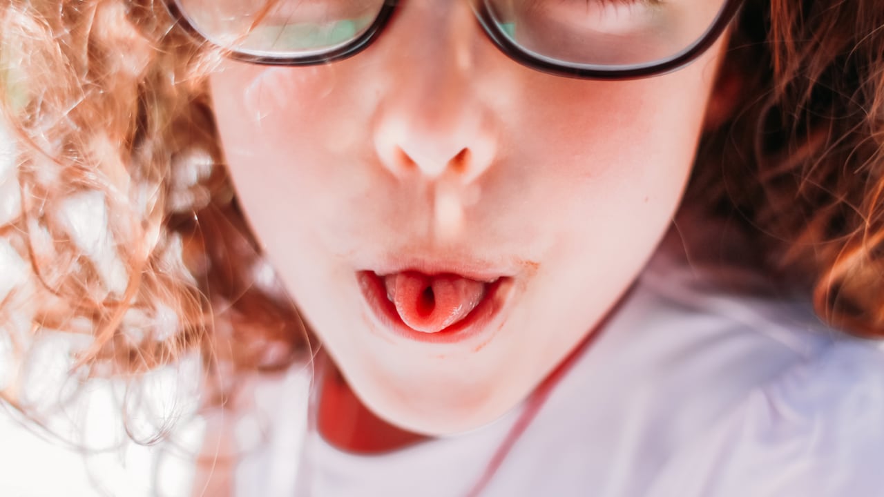 La capacidad de realizar diferentes movimientos y trucos con la lengua puede relacionarse con la personalidad.