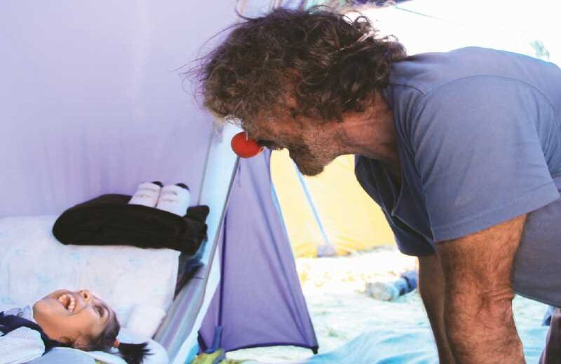 Los voluntarios animan a los miles de niños sirios que piden con pancartas la ayuda internacional.