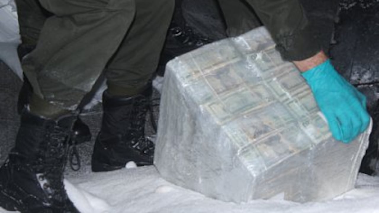 En Buenaventura, escondidos en dos contendedores que guardaban sulfato de amonio, fueron encontrados 11,2 millones de dólares. La embarcación provenía de México. (Foto: Policía Nacional)