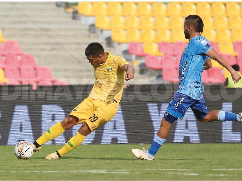 Teo remata un balón en el partido frente a Alianza Petrolera
