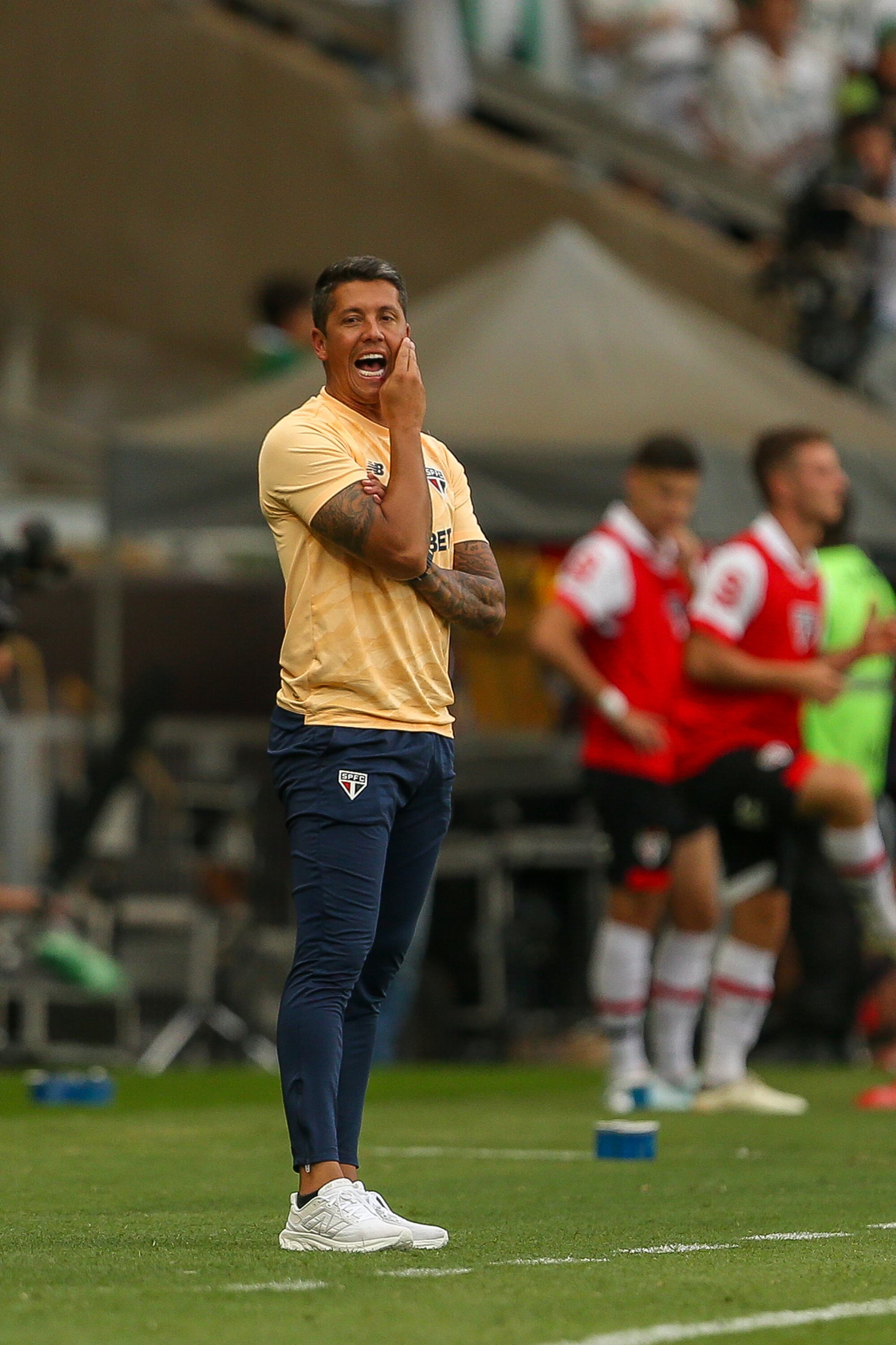 BELO HORIZONTE, BRAZIL - FEBRUARY 4: Head Coach Thiago Carpini of São Paulo gestures during Supercopa do Brasil match between Palmeiras and São Paulo at Mineirão Stadium on February 4, 2024 in Belo Horizonte, Brazil. (Photo by Daniel Castelo Branco/Eurasia Sport Images/Getty Images)