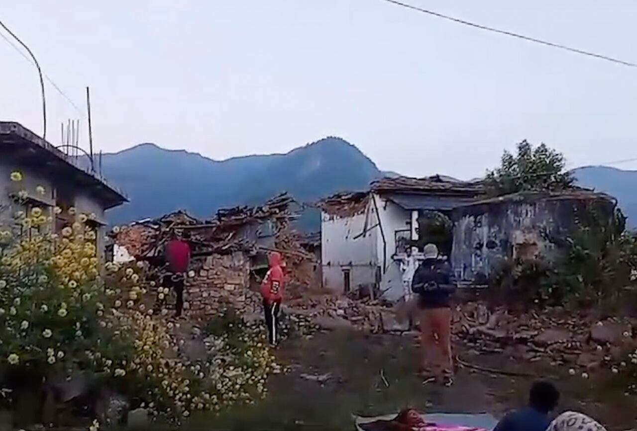 Helicópteros y tropas terrestres se apresuraron a ayudar a las personas heridas en un fuerte terremoto que sacudió los distritos del noroeste de Nepal justo antes de la medianoche del viernes, matando a más de cien personas e hiriendo a decenas más, dijeron funcionarios el sábado. (Sabin Dhamala vía AP)