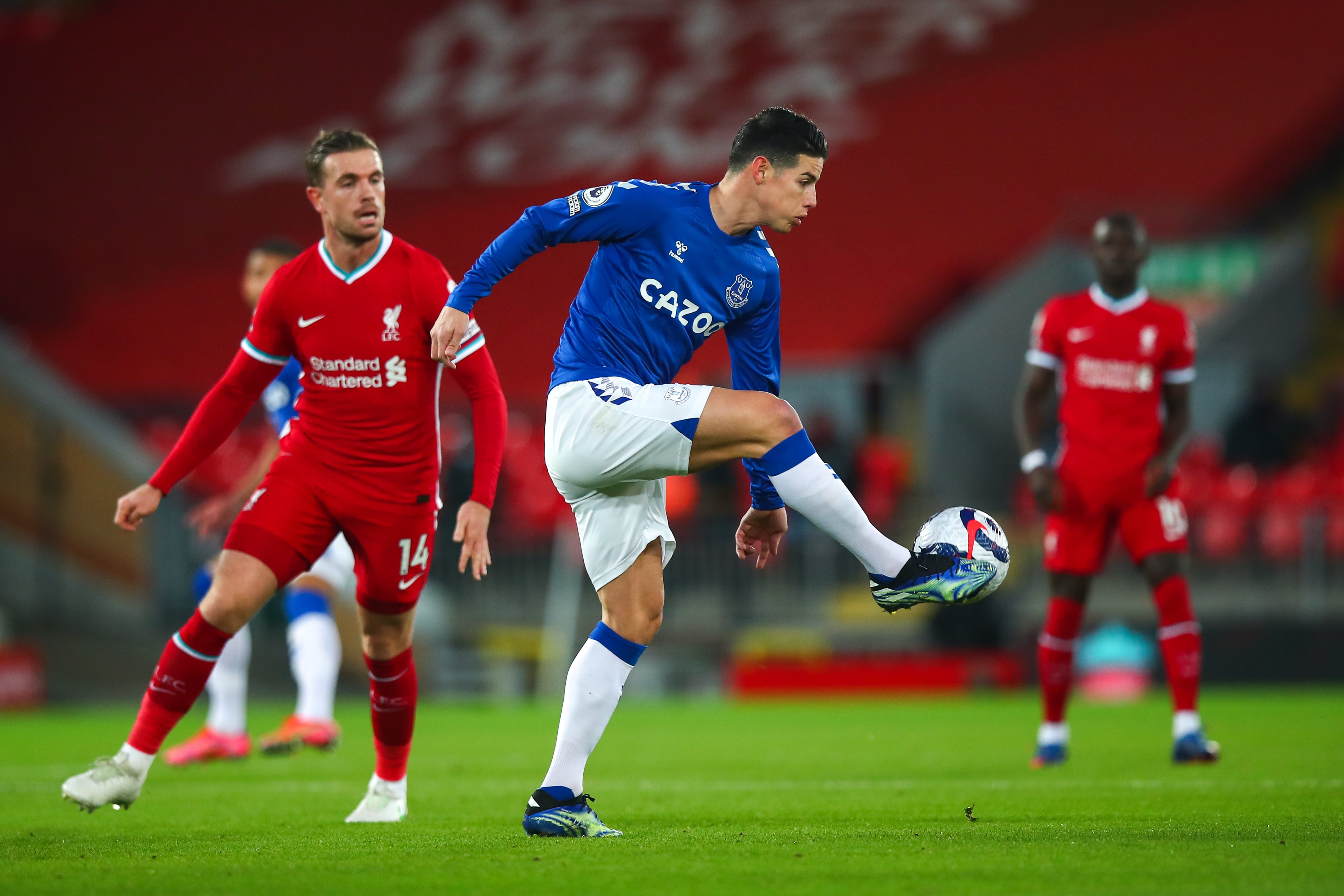 James Rodríguez con Everton, ante Liverpool. El día que Ancelotti puso como punta al colombiano.