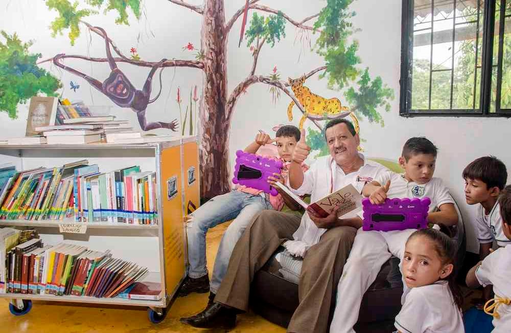 Marco Gordillo, el alcalde del municipio de Vista Hermosa, Meta,  se muestra feliz por la construcción de la biblioteca publica móvil en la escuela de la vereda La Cooperativa. Foto:  Diana Rey / SEMANA