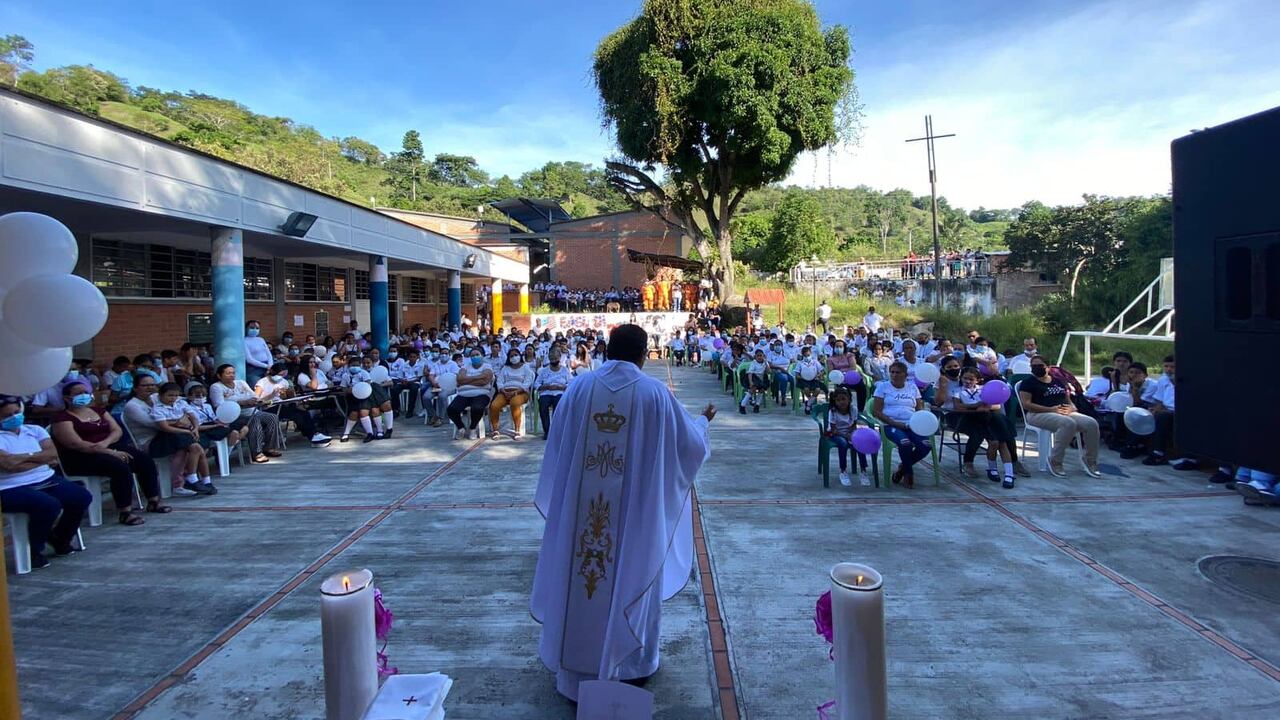 La comunidad estudiantil, junto a docentes y padres de familia del Colegio San Francisco de Asís, realizaron una eucaristía por el alma de Ana Karina Blanco Duarte.