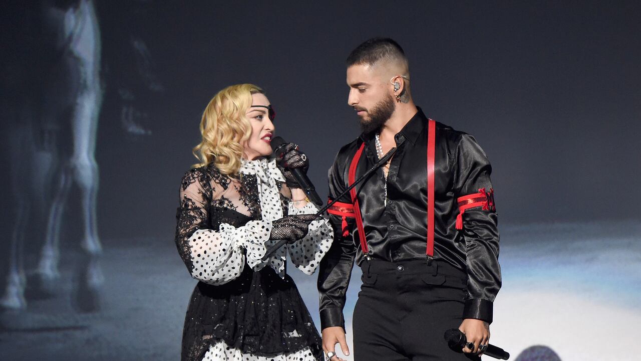 El artista empezó con la canción Hawai, la cual dejó que el publico la fuera completando mientras sonaba la pista de fondo. (Photo by Kevin Mazur/Getty Images for dcp)