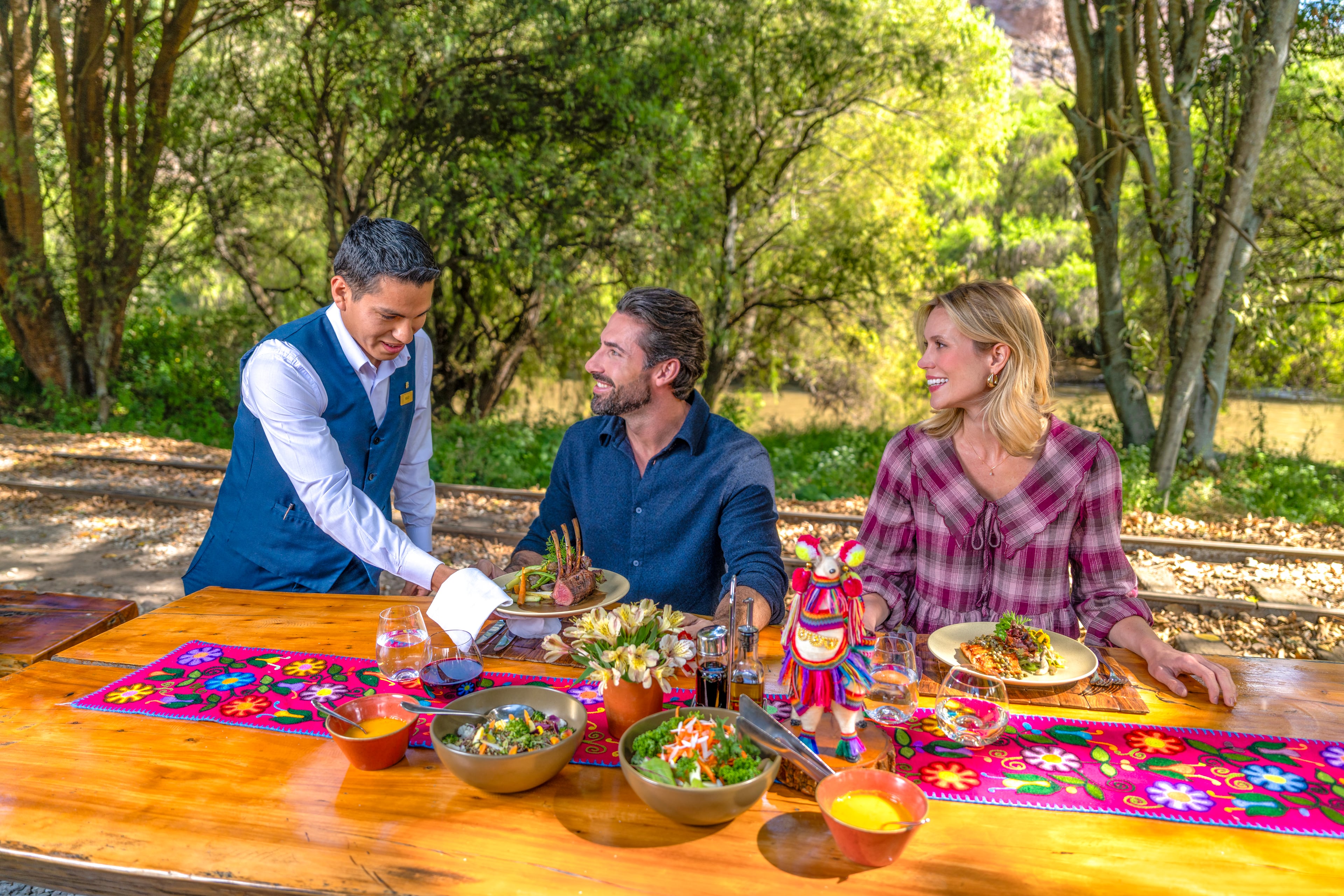 El Hotel Tambo del Inka ofrece experiencias gastronómicas que combinan conexión con la naturaleza, tradición cultural, lujo y servicio de alto nivel.