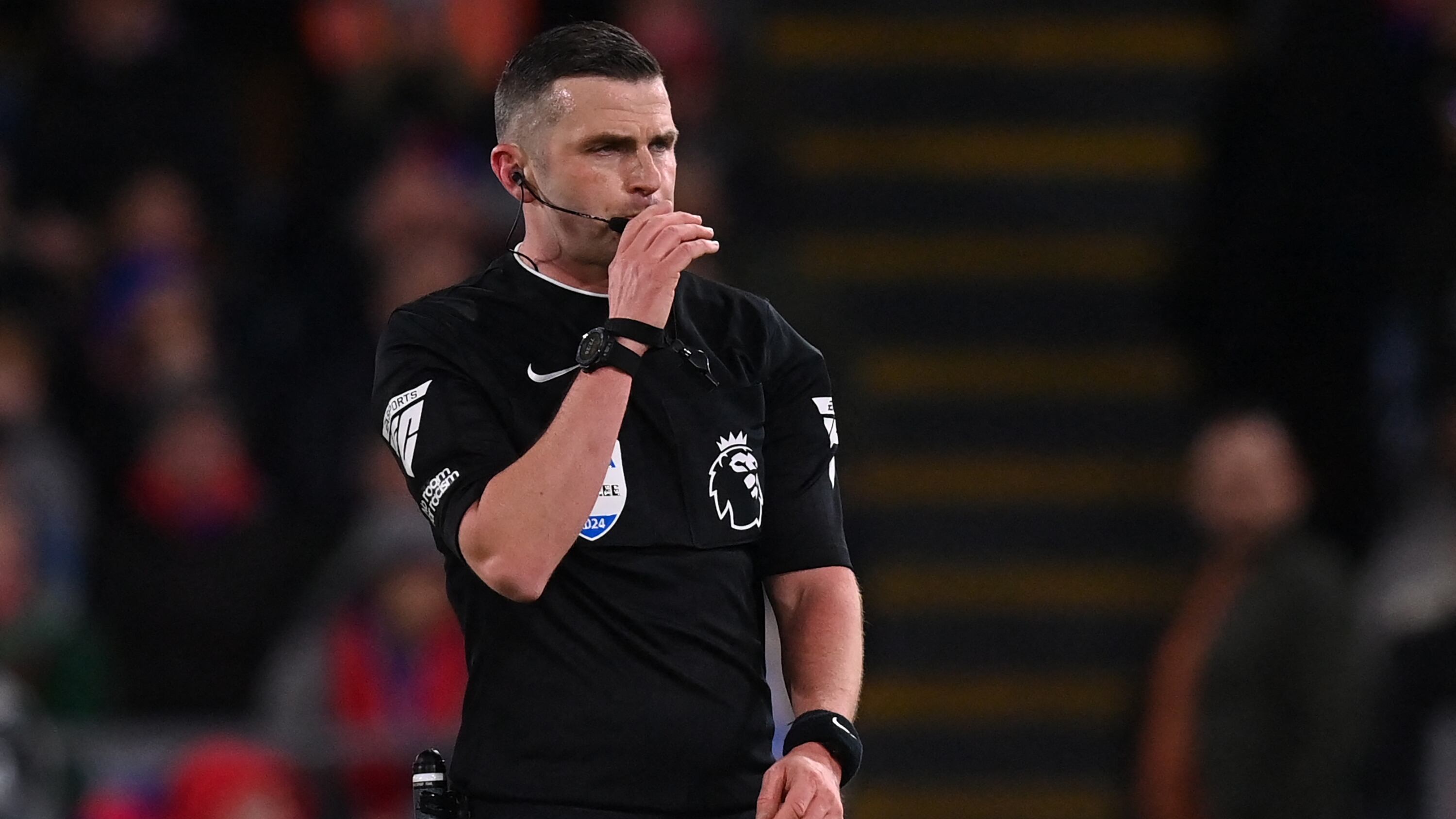 Michael Oliver se lleva las miradas en Inglaterra.
