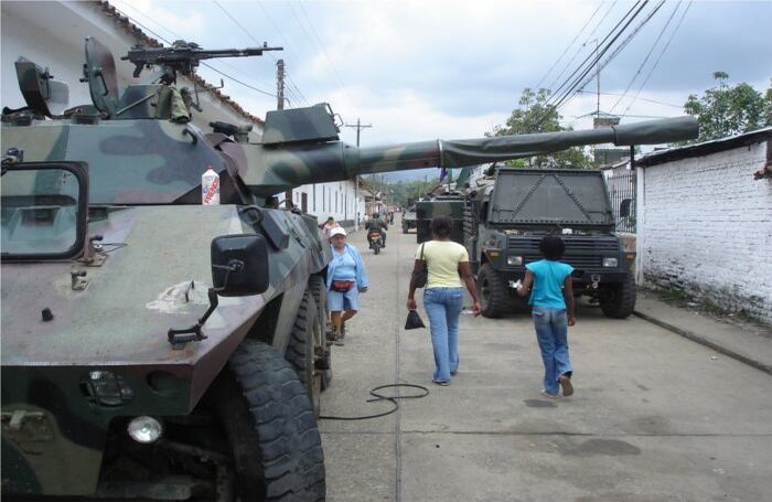 En Corinto, a tan sólo 30 minutos de Cali en carro, la gente se ha acostumbrado a vivir en un pueblo militarizado. En una de las calles, varios tanques Cascabel y vehiculos blindados Urutu para transportar tropa.