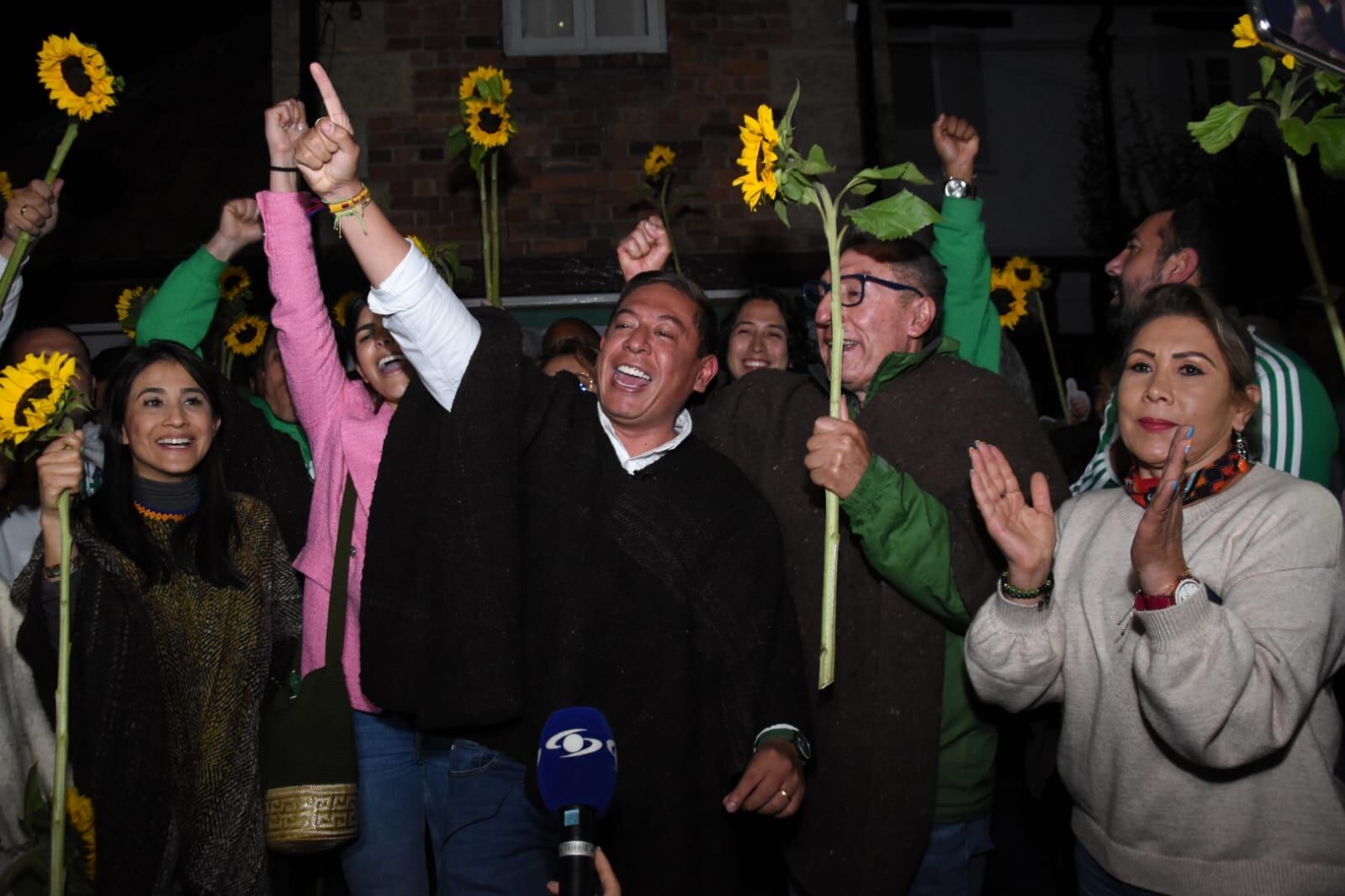 Carlos Amaya la sorpresa del Centro Esperanza reconoce a Sergio Fajardo Ganador