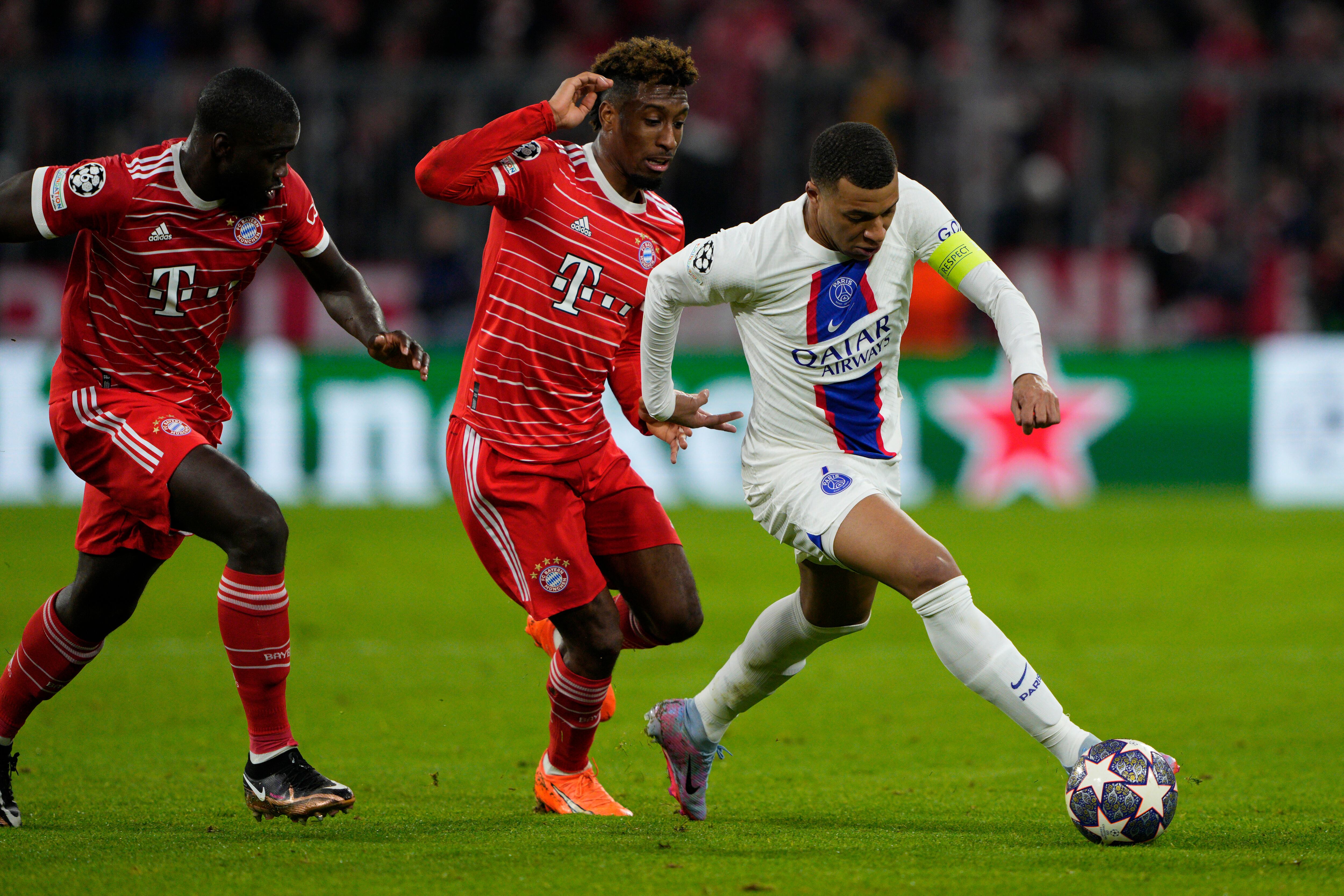 Kylian Mbappé disputando un balón con Coman.
