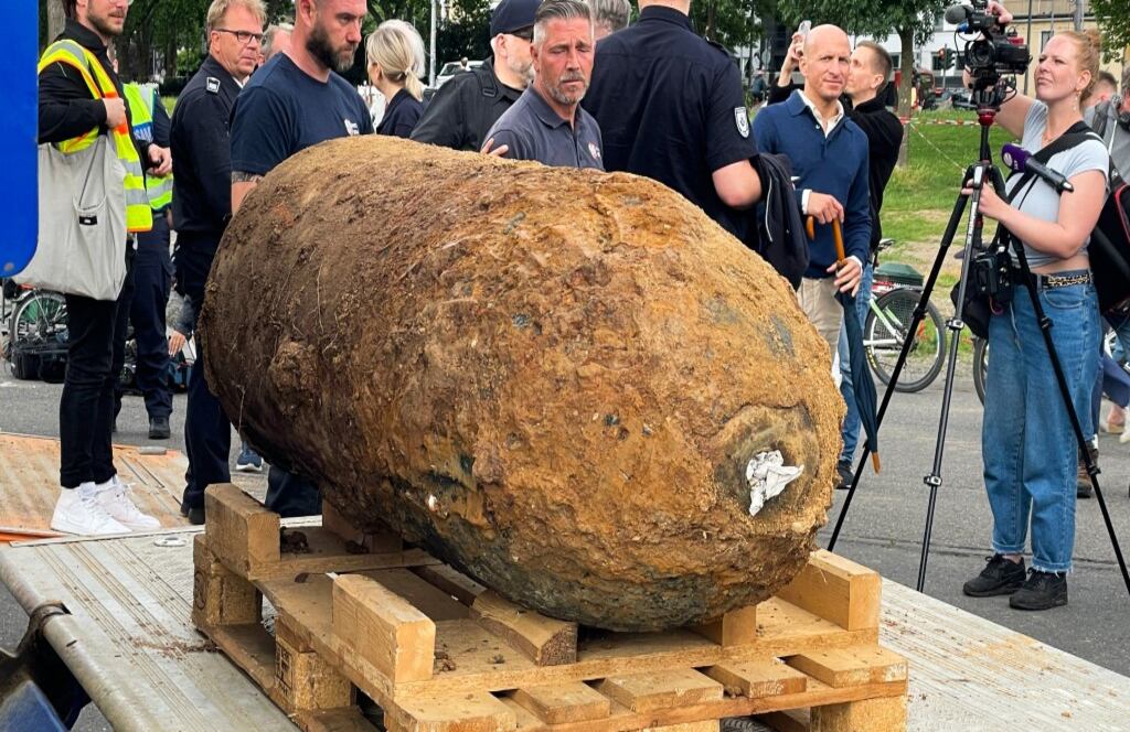 Los equipos de desactivación de bombas se preparan para desactivar dos artefactos explosivos de 20 toneladas y uno de 10 toneladas después del descubrimiento de tres bombas sin explotar en el distrito de Deutz de Colonia, Alemania, el 4 de junio de 2025. Colonia se está preparando para su mayor evacuación después del descubrimiento de bombas sin explotar. Kadir Ilboga / Anadolu (Foto de Kadir Ilboga / Anadolu vía AFP)