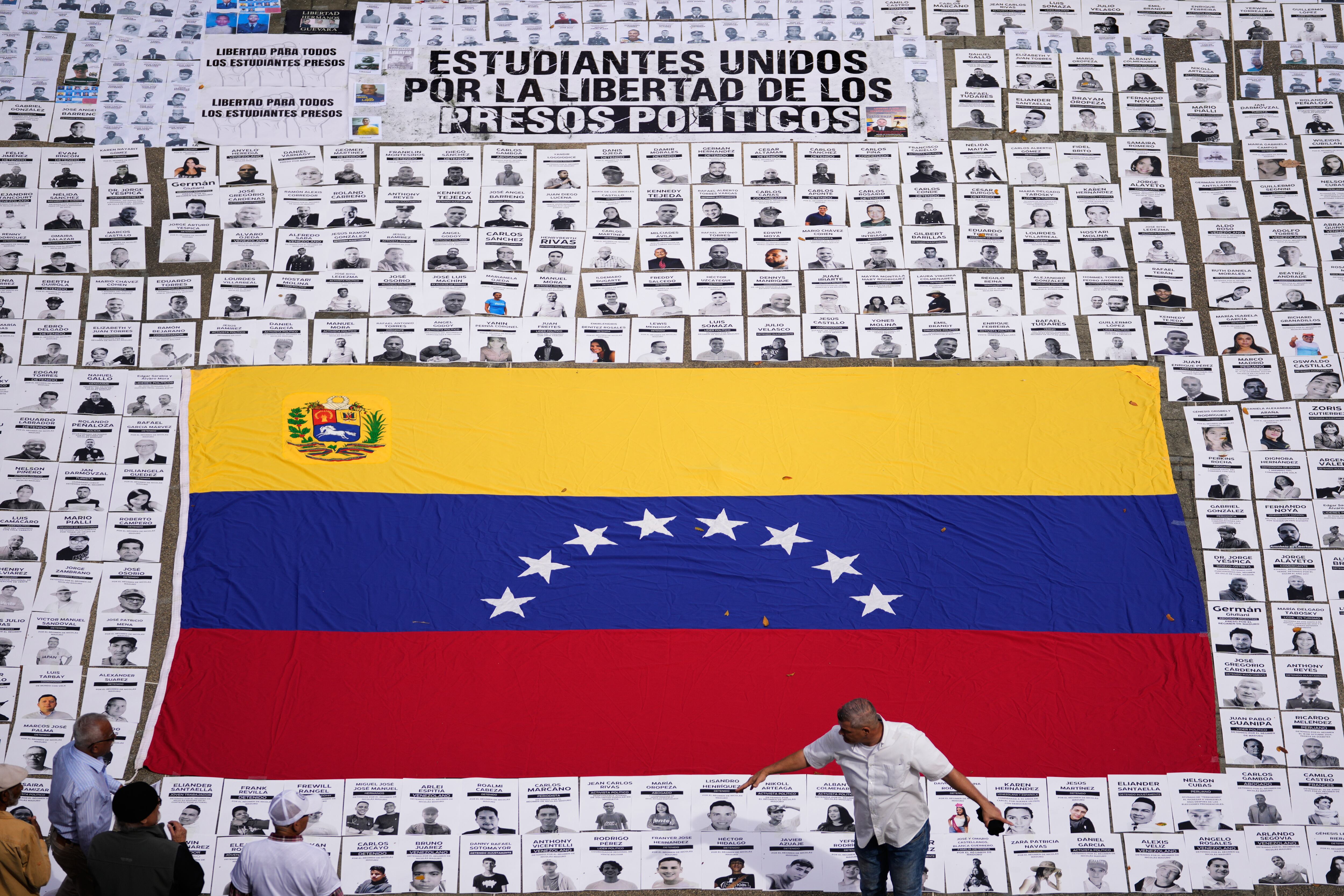 Estudiantes colocan fotografías de personas que consideran presos políticos en la Universidad Central de Venezuela en Caracas, Venezuela, el martes 13 de enero de 2026.