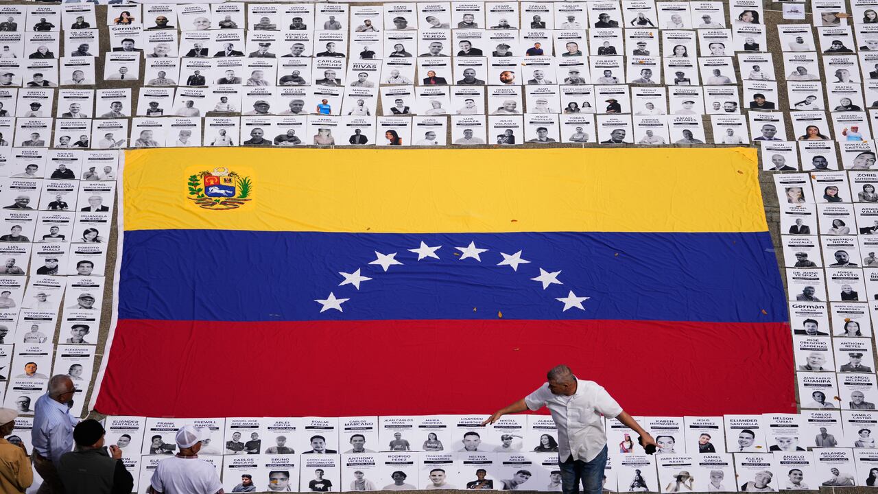 Estudiantes colocan fotografías de personas que consideran presos políticos en la Universidad Central de Venezuela en Caracas, Venezuela.