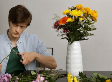 Hay muchos que no se resisten a ver un buen ramo de flores porque toman una o todo el ramo. Foto Corbis.com.