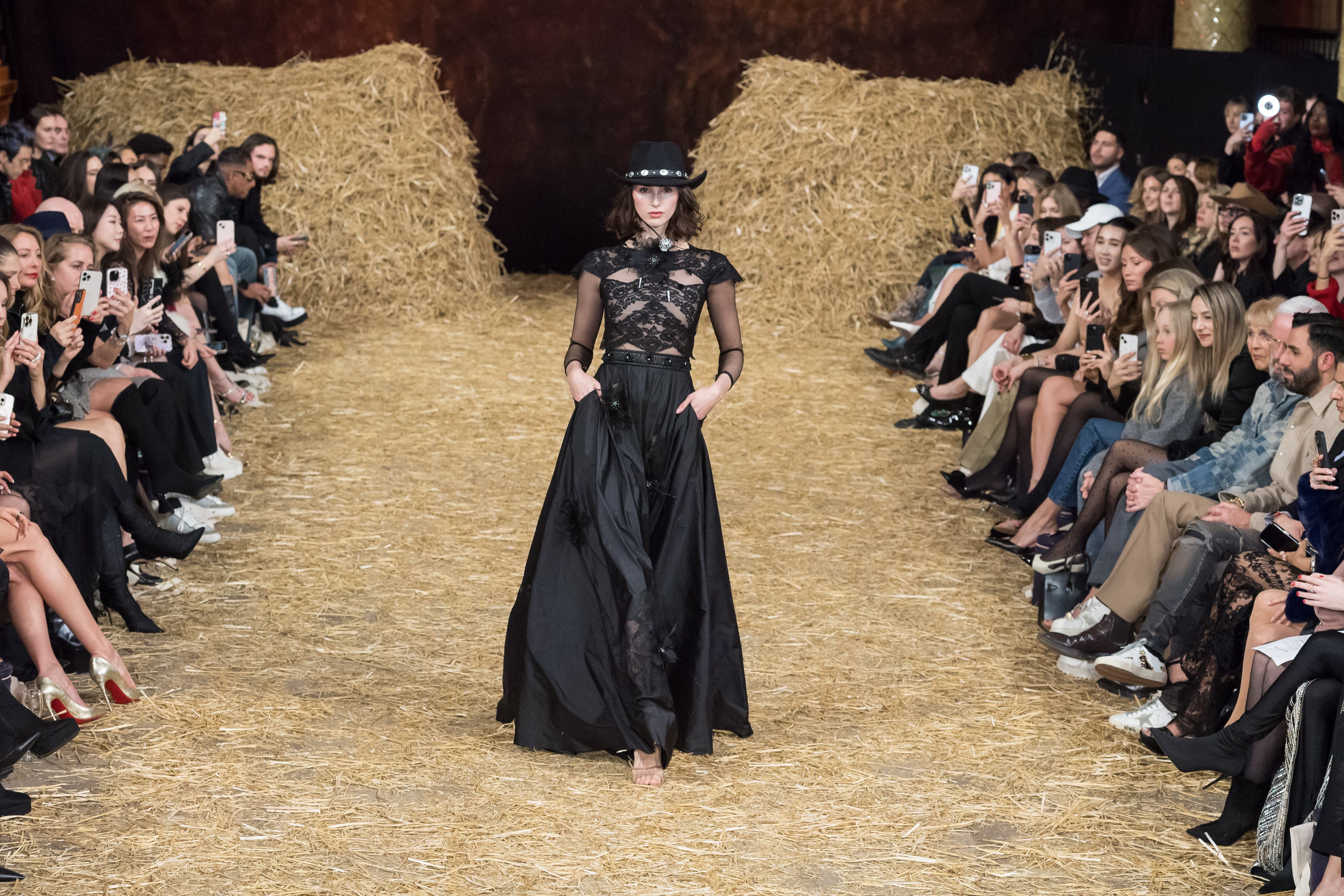 Se anticipa que el formato de presentación combinará pasarelas presenciales y digitales, manteniendo una experiencia híbrida que amplificaría su alcance global.