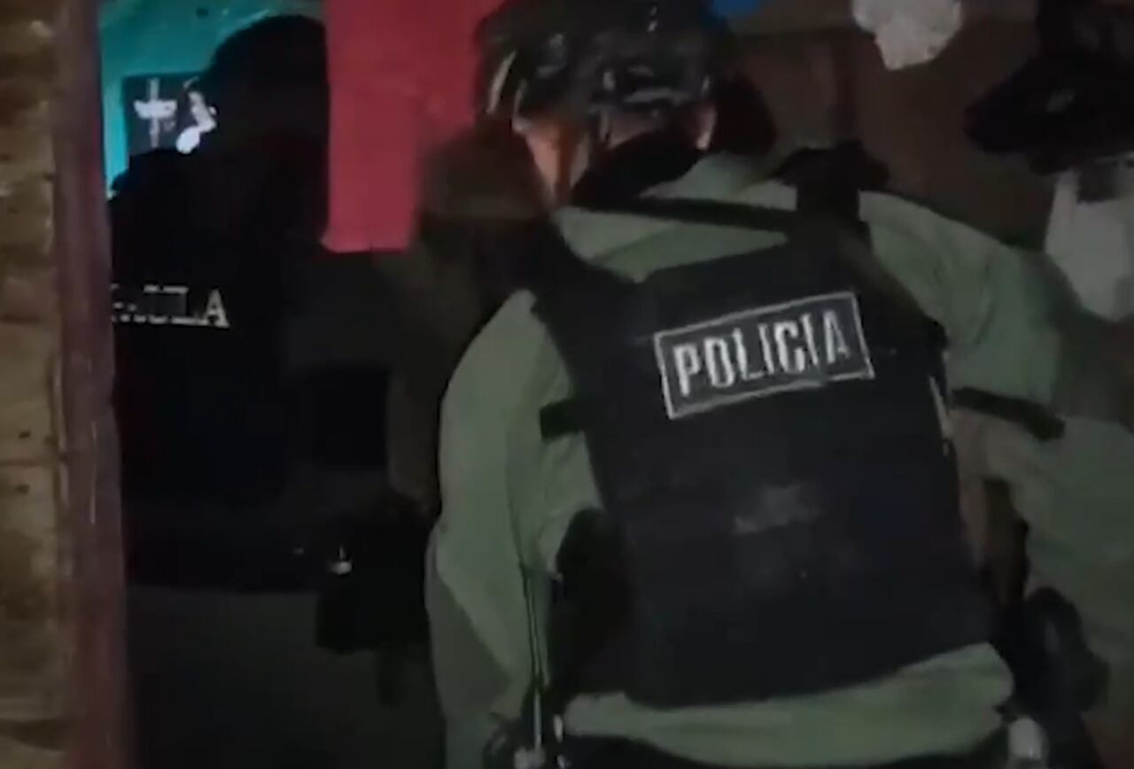 Momento cuando el Gaula de la Policía realiza el operativo de captura de los presuntos delincuentes.