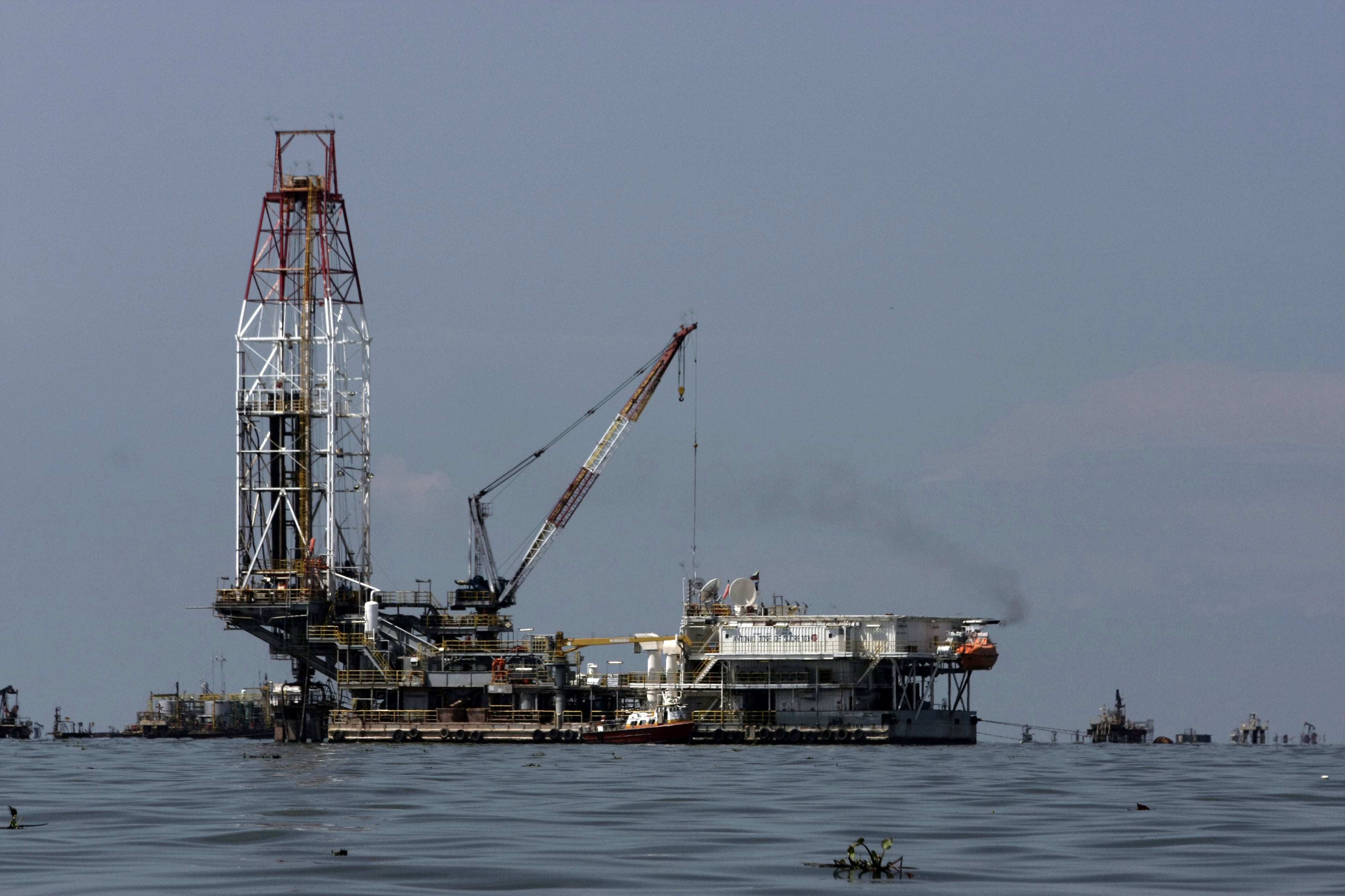 MARCAIBO, VENEZUELA - 2 DE ABRIL: Torres y plataformas petroleras pertenecientes a Petróleos de Venezuela, S.A., la compañía estatal de petróleo y gas, se observan cerca de la orilla del lago de Maracaibo. El 2 de abril de 2019 en Marcaibo, Venezuela. (El crédito de la foto debe ser José Isaac Bula Urrutia/ Eyepix/Future Publishing vía Getty Images)