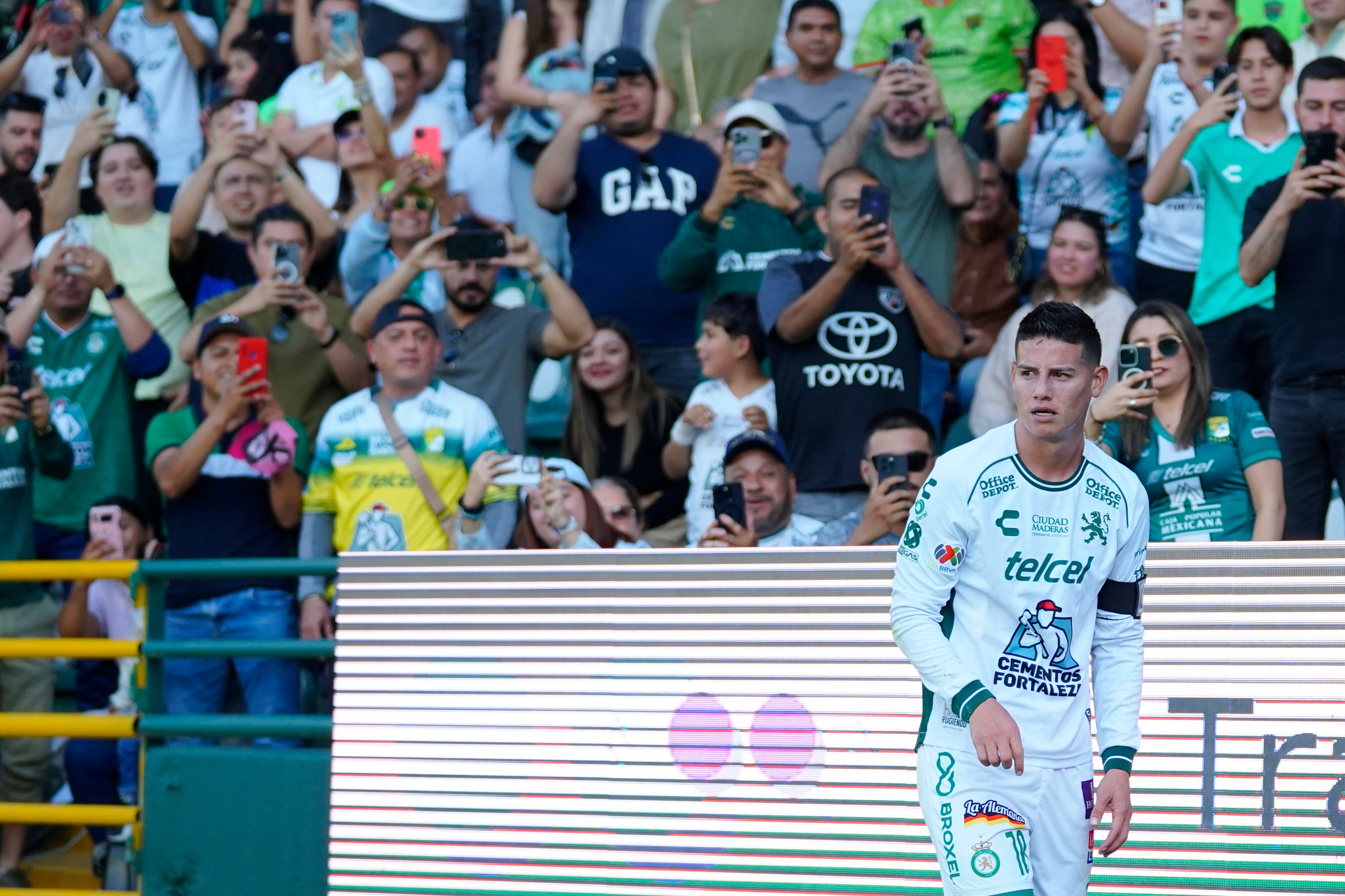 LEON, MEXICO - JANUARY 25: James Rodriguez of Leon looks on during the 3rd round match between Leon and FC Juarez as part of the Torneo Clausura 2025 Liga MX at Leon Stadium on January 25, 2025 in Leon, Mexico. (Photo by Jam Media/Getty Images)