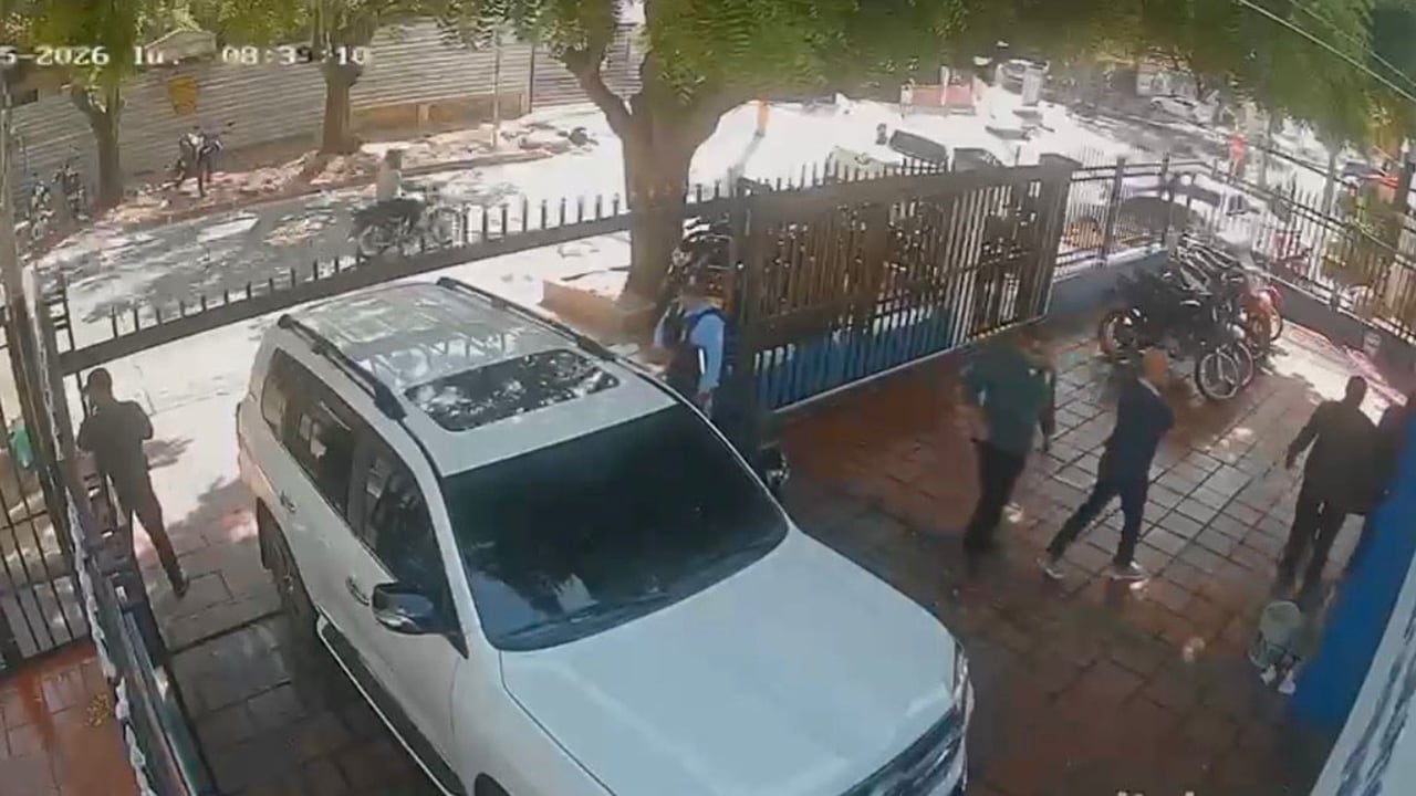 Un atentado con fusiles en Barranquilla destapó una presunta red criminal señalada de planear ataques, realizar seguimientos clandestinos y mover millonarios recursos para ejecutar homicidios.
