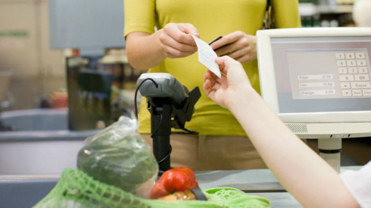 Gobierno anuncia que propondrá 3 días sin IVA a familias más vulnerables. GETTY.