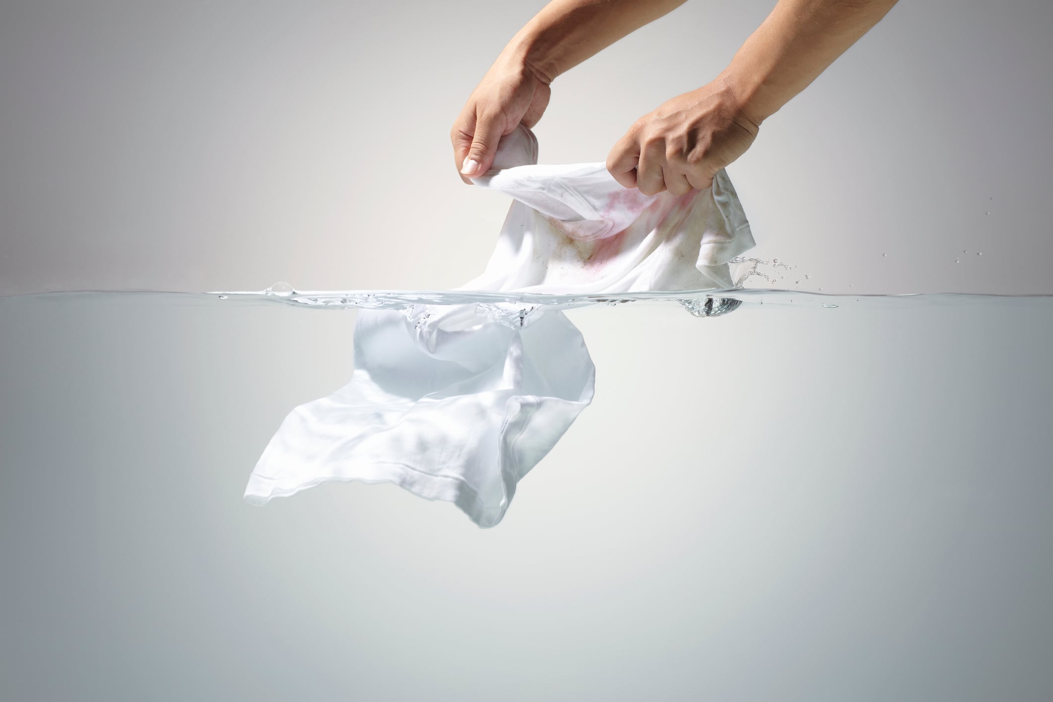 ¿Cómo eliminar las manchas amarillas de la ropa blanca?