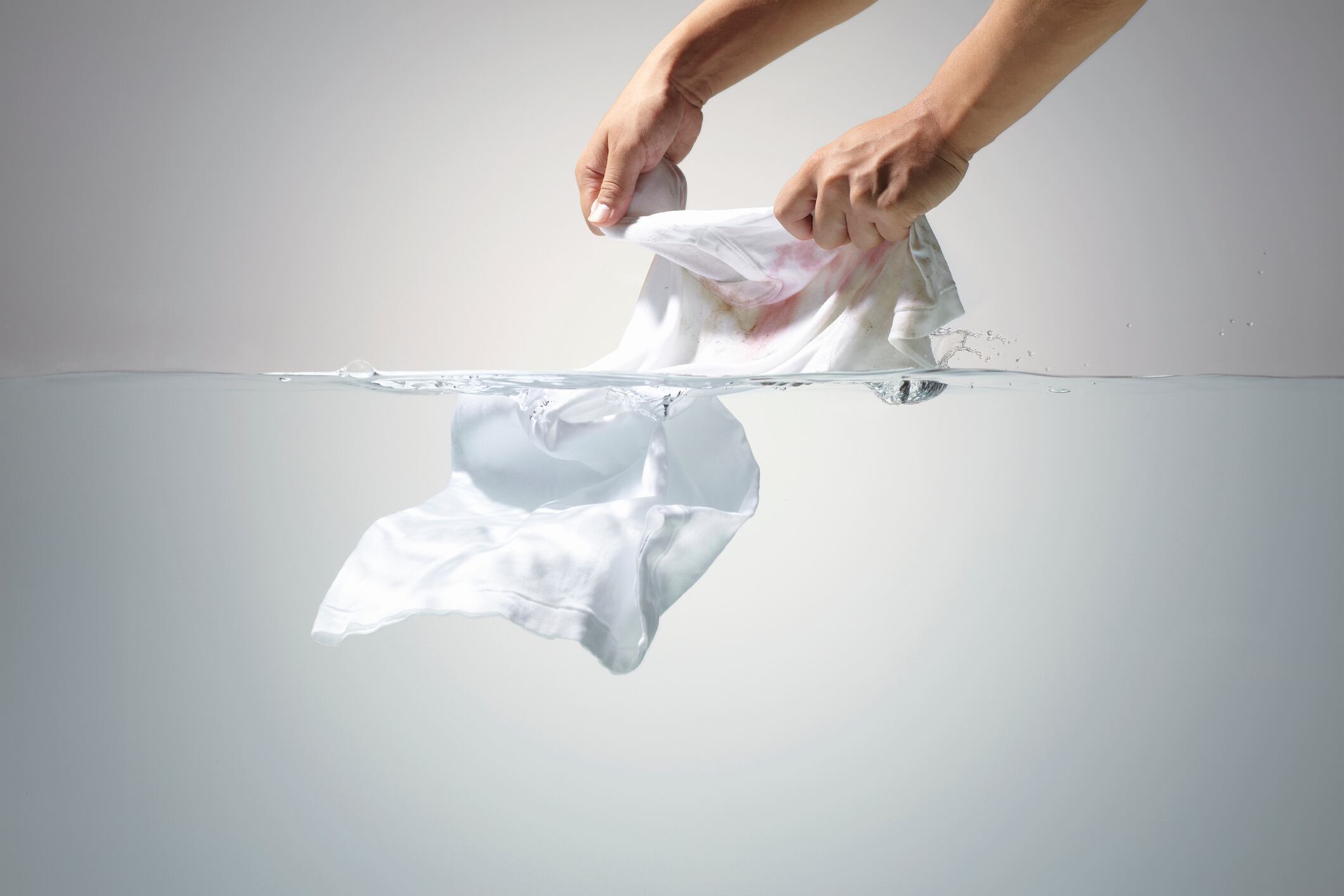 ¿Cómo eliminar las manchas amarillas de la ropa blanca?