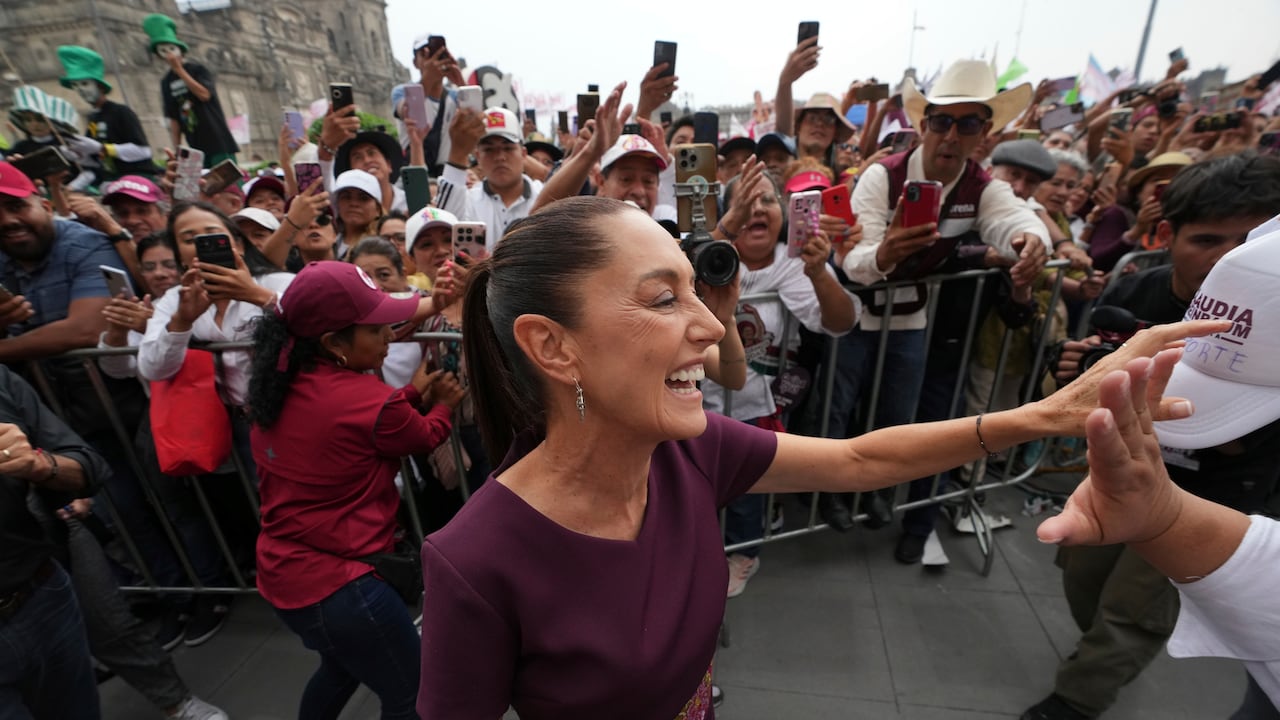 La candidata presidencial oficialista Claudia Sheinbaum llega al acto de cierre de su campaña en la plaza del Zócalo en Ciudad de México, el miércoles 29 de mayo de 2024. Las elecciones son el 2 de junio. (AP Foto/Eduardo Verdugo)