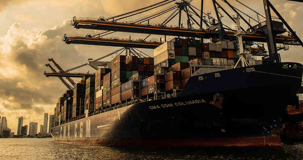 Un buque de la línea naviera CMA CGM llegando al Puerto de Cartagena.